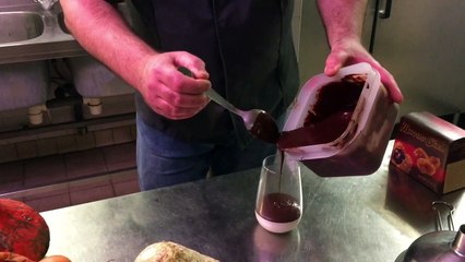 Julien Guiraud, le chef du Pourquoi Pas à Dijon nous prépare sa panna cotta de Noël