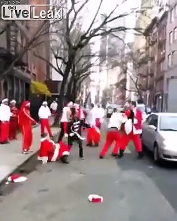 Embrouille entre pères noel en pleine rue, ça rigole pas !