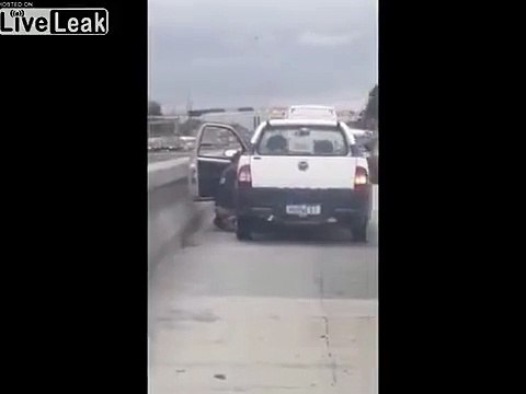 Embouteillages ? Il se soulage sur le bord de l'autoroute !