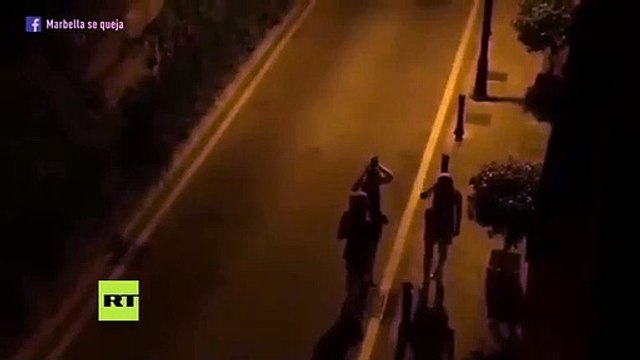 Estas tres turistas borrachas 'pelean' contra una maceta en Marbella