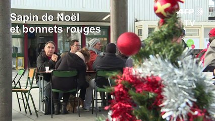 Retraites: des grévistes organisent un banquet de Noël devant une gare SNCF (2)