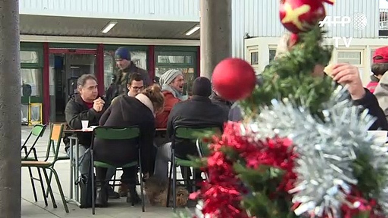 Retraites: des grévistes organisent un banquet de Noël devant une gare SNCF (2)