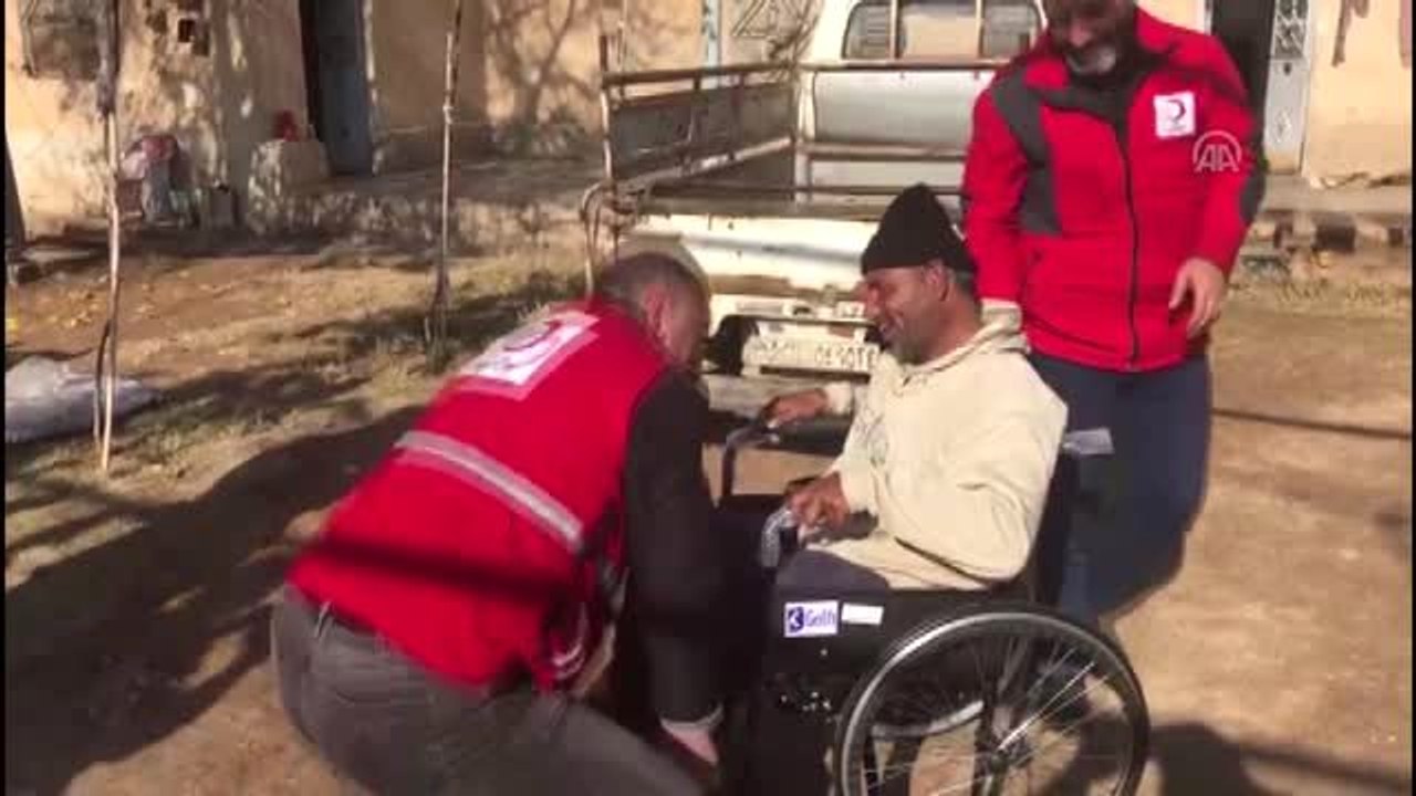Tey Abyad'daki engelli Suriyeli'ye tekerlekli sandalye yardımı
