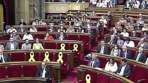 Imponente bronca en el Parlament cuando Carrizosa (Ciudadanos) se harta de un lazo amarillo y lo arranca