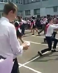 Esta paloma 'muerta' arruina una solemne ceremonia escolar