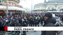 Varios huelguistas encienden bengalas en el metro de París