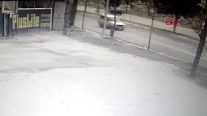 Isparta rüzgarın etkisiyle yerinden çıkan tahta plaka, yürüyen kişiye çarptı