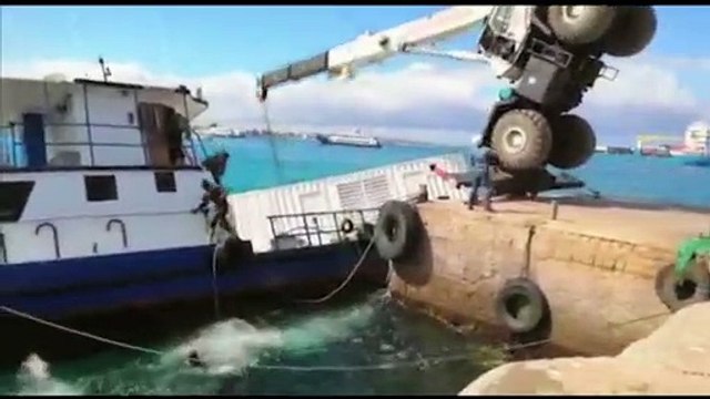 Marée noire aux Galapagos après le chavirage d'une barge