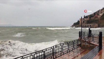 Alanya’da dev dalgalar oluştu, deniz trafiği kapandı