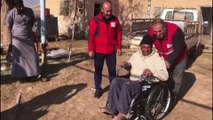 Tey Abyad'daki engelli Suriyeli'ye tekerlekli sandalye yardımı