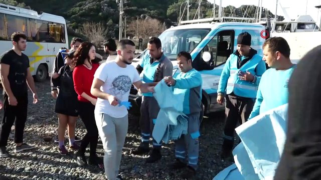 Duyarlı gençler sahili temizledi