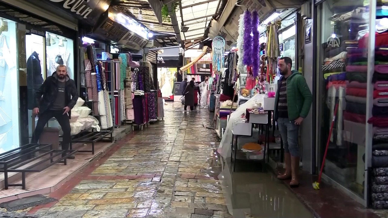 Sağanak Kemeraltı Çarşısı'nda su baskınlarına neden oldu - İZMİR