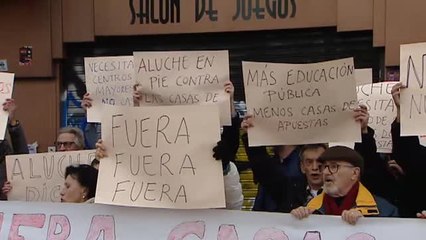 Descargar video: Vecinos de Aluche protestan por la reapertura de una casa de apuestas frente a un colegio