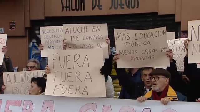 Vecinos de Aluche protestan por la reapertura de una casa de apuestas frente a un colegio