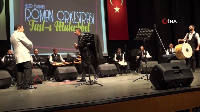 Başkan Turgay Erdem sahneye çıktı, Roman Orkestrası ile izleyenleri coşturdu