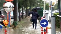 İzmir'i sağanak ve lodos vurdu