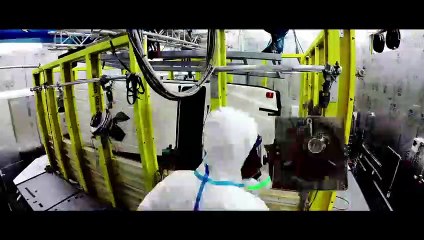 ¿Por qué este todoterreno de Mercedes Benz fue a parar dentro de un bloque de resina?