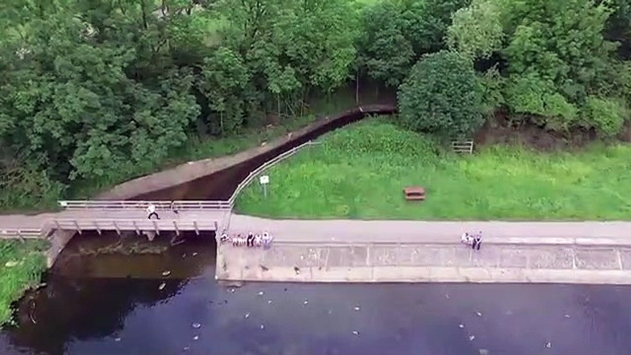 Graban desde un dron cómo es salvado un hombre en el último momento antes de caer al agua
