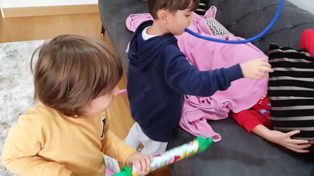 Fatih Selim ve Yusuf Enes abisini uyutmuyorlar,enes uyumak istiyor onlarda gürültü yapıyor