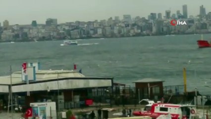 Yolcu motorunun şiddetli lodos nedeniyle ilerlemekte zorlandığı anlar kamerada