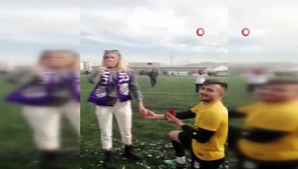 Yeşil sahada evlilik teklifi