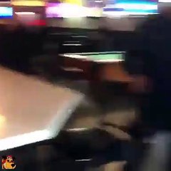 Este tipo se libra de una paliza gracias a su particular bailecito