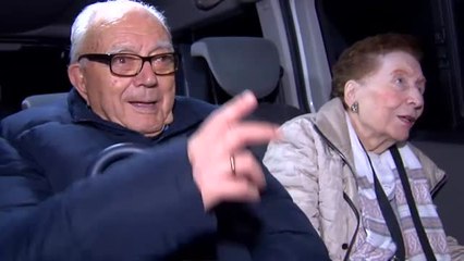 Un grupo de ancianos disfruta de la mágica Navidad de Vigo