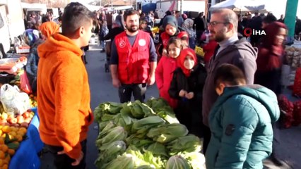 Minik öğrenciler biriktirdiği harçlıklarıyla ihtiyaç sahibi ailelere pazar alışverişi yaptı