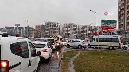 Sağanak yağış trafiği kitledi