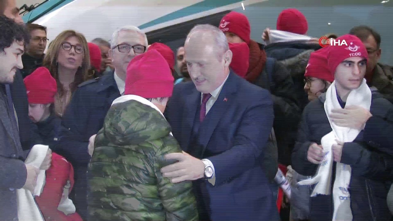 Bakan Turhan: 'Hızlı tren seyahatlerimizde başlattığımız 'Turuncu Masa' hizmetiyle engelli vatandaşlarımızın seyahat esnasında karşılaşacakları zorlukları aşması konusunda kendilerine destek verecek elemanlarımızı istihdam ettik'