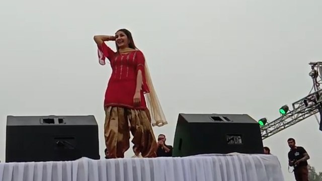 सपना चौधरी के एक-एक ठुमके पर झूमा मुरादाबाद, एक झलक पाने के लिए लोग रहे बेताब