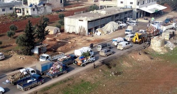 Esed bombardımanından kaçan 120 bin Suriyeli, Türkiye sınırına dayandı