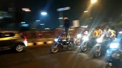 हाईवे पर चलती गाड़ियों के बीच बाइक पर खड़े होकर स्टंट का वीडियो वायरल
