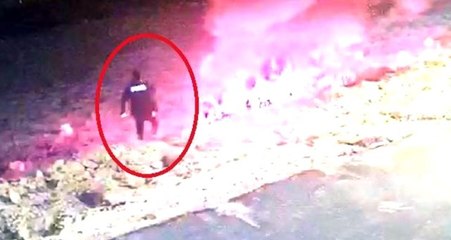 Polisler, yanan aracın yanındaki sürücüyü çekerek kurtardı