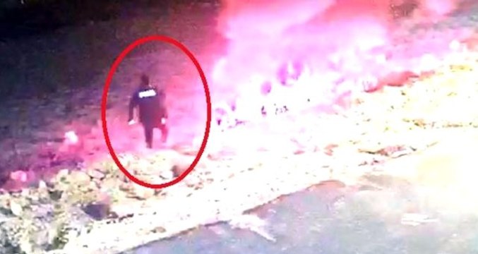 Polisler, yanan aracın yanındaki sürücüyü çekerek kurtardı
