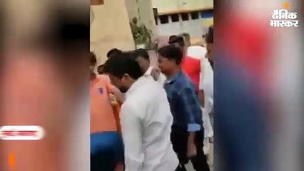 शिवसैनिको ने गंजा कर बीच बाजार घुमाया 