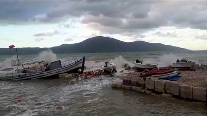 Ora News - Moti i keq në Vlorë, përplasen anijet e peshkimit