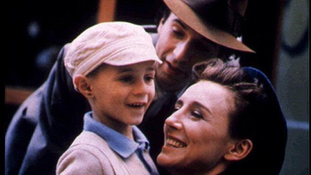 Stasera in tv ‘La vita è bella’ su Canale 5: retroscena su Massimo Troisi che in pochi conoscono
