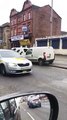 Ces 2 conducteurs anglais jouent aux auto tamponneuses avec leurs voitures à manchester