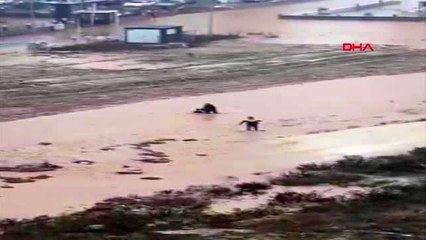 Sel sularına kapılan çocuk böyle kurtarıldı-2