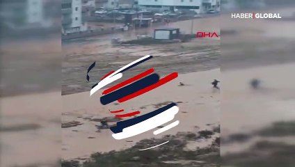 Küçük çocuğu sel sularından böyle kurtardılar