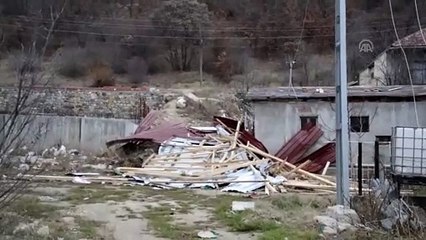 Samsun'da kuvvetli rüzgar nedeniyle iki inşaatın çatısı uçtu