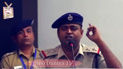 इस वीडियो को अवश्य देखें पुलिस की बर्बरता और क्रूरता एक पुलिस कर्मी द्वारा स्पष्ट की गई थी