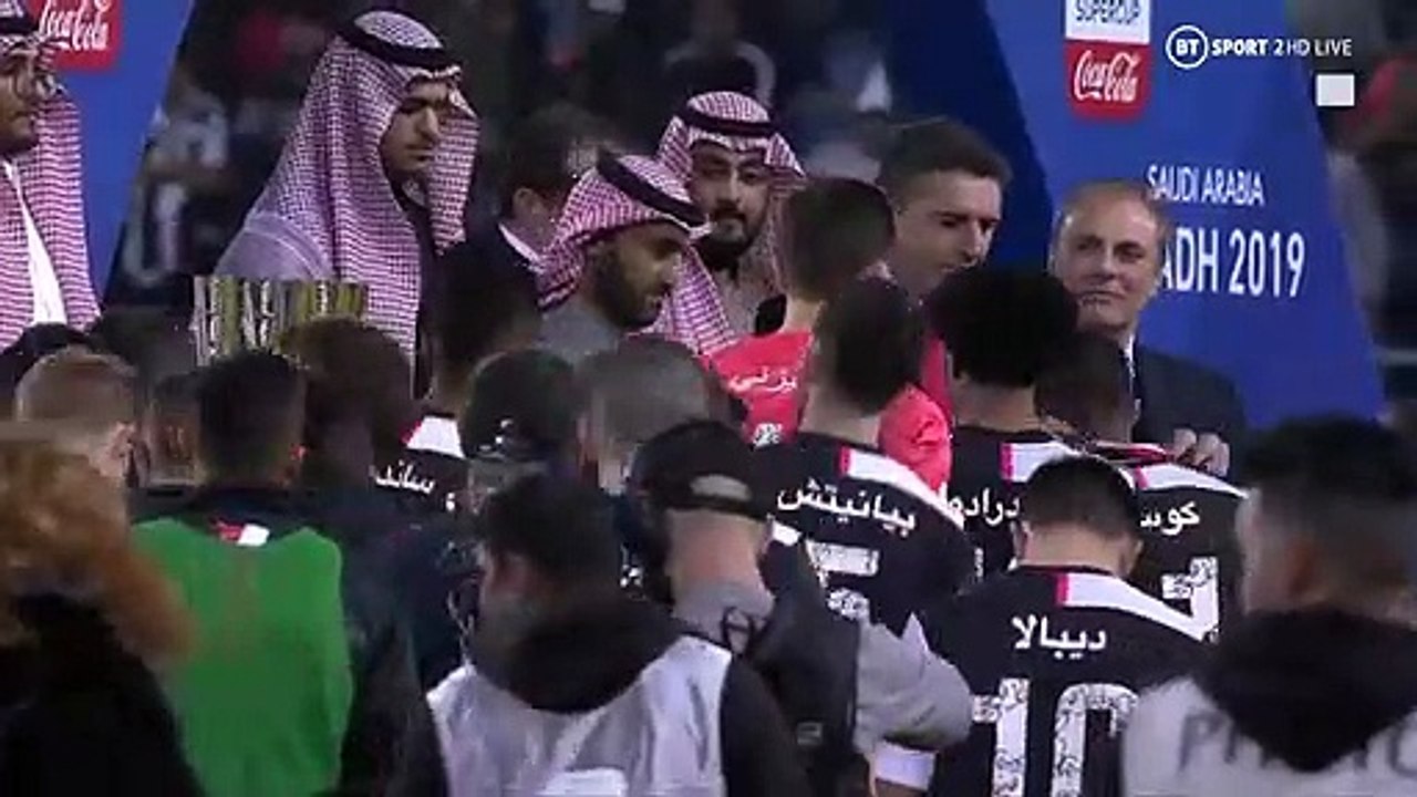 Cristiano Ronaldo ödül töreninde boynuna takılan gümüş madalyayı geri çıkarıyor