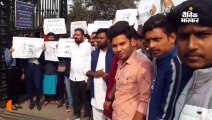 एनएसयूआई के छात्रों ने विवि कैंपस में प्रदर्शन किया, कहा- जामिया में छात्रों पर हुए अत्याचार के खिलाफ हमारा विरोध
