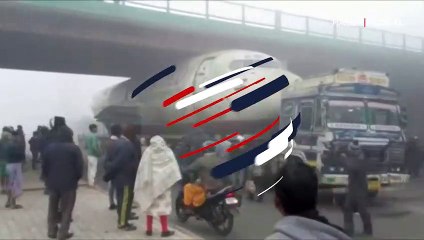 Köprü altına uçak sıkıştı