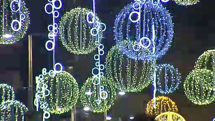 Un grupo de ancianos disfruta de la mágica Navidad de Vigo