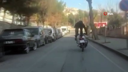 Motosiklet üstünde akrobasi hareketi yapan şahıs ölüme meydan okudu