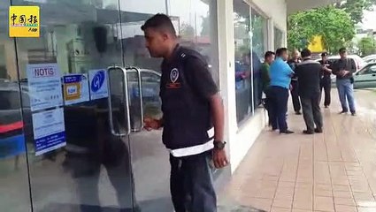 挟持妇女  枪匪抢走2万8000