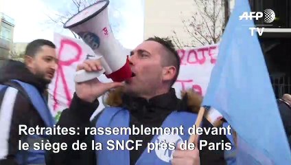 Retraites : des grévistes se rassemblent devant le siège de la SNCF